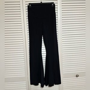 Aerie black flares with slit